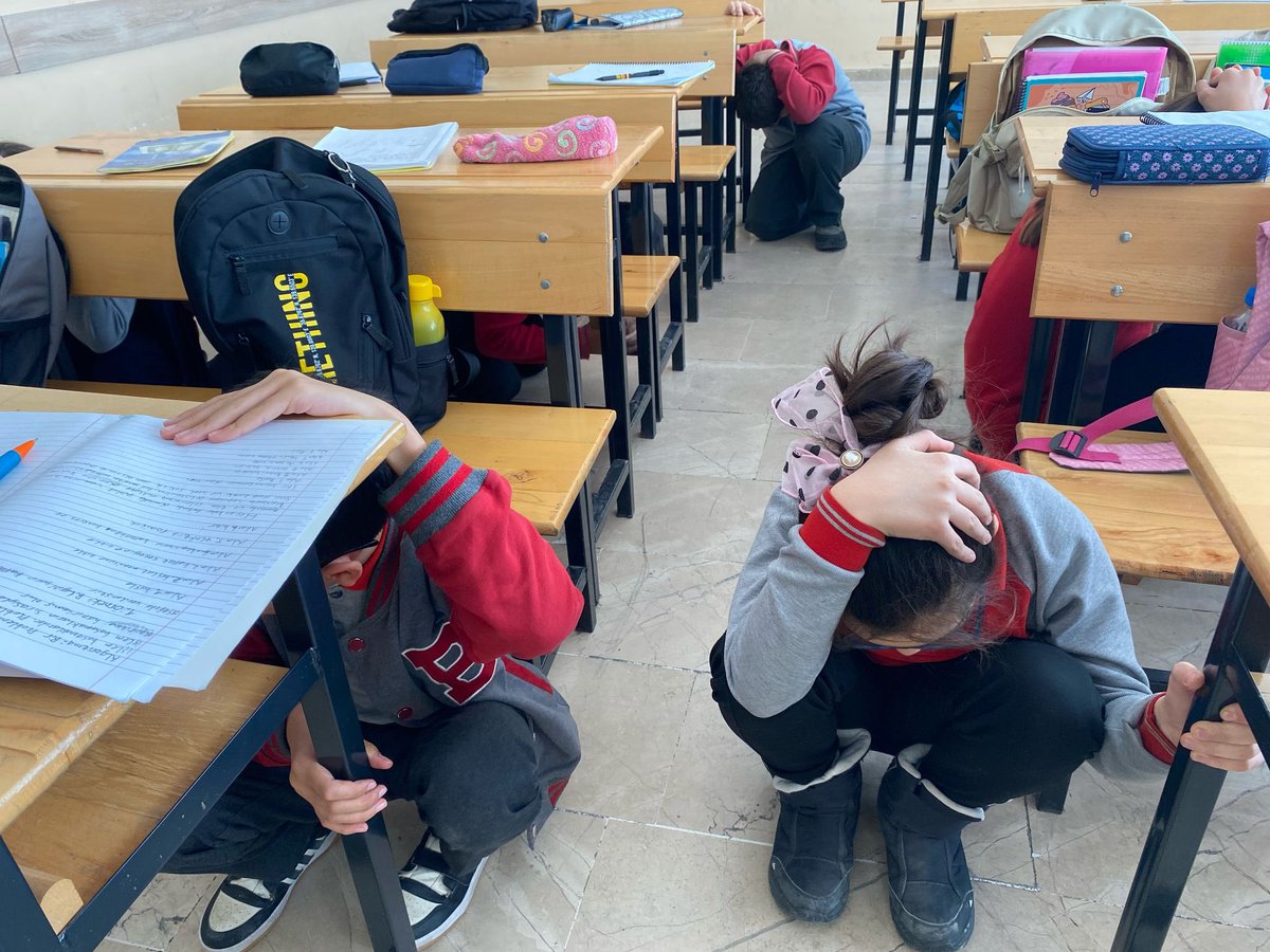 01-07 Mart Deprem Haftası dolayısıyla deprem tahliye tatbikatımızı gerçekleştirdik.Öğrencilerimize tatbikat sonrasında depremden önce, deprem anında ve depremden sonra neler yapılması hakkında bilgi verildi.