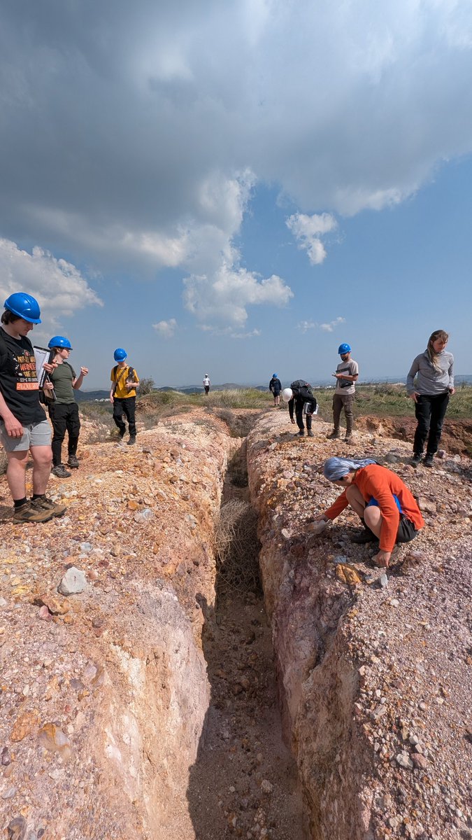 AGSB_Geology's tweet photo. Yesterday we had a focus on economic geology in the morning exploring Copper and Gold mines, before heading to a beautiful location with pillows cross cut by a dyke swarm. One more day in the field to go! #Geoliday #ThinkGeology https://t.co/oLwwrlfg0t