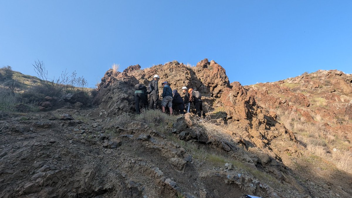 AGSB_Geology's tweet photo. Yesterday we had a focus on economic geology in the morning exploring Copper and Gold mines, before heading to a beautiful location with pillows cross cut by a dyke swarm. One more day in the field to go! #Geoliday #ThinkGeology https://t.co/oLwwrlfg0t