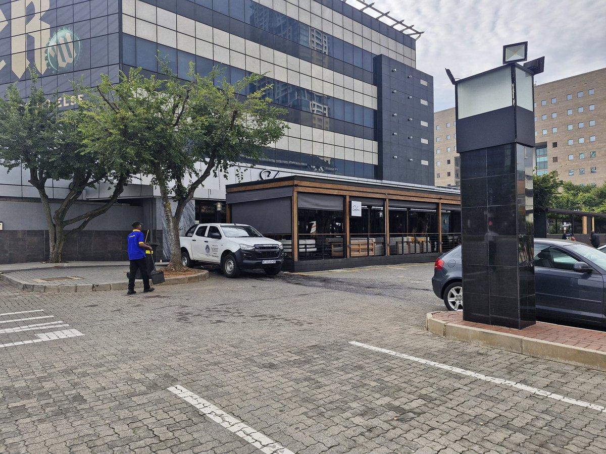 KayaNews's tweet image. JUST IN : Following last night's shooting at the #SoloRestaurant in Sandton, which claimed the lives of 3 people.

Four others have been injured.

Those working at the establishment can be seen washing out the blood.

Preliminary investigation revealed that the man who started…