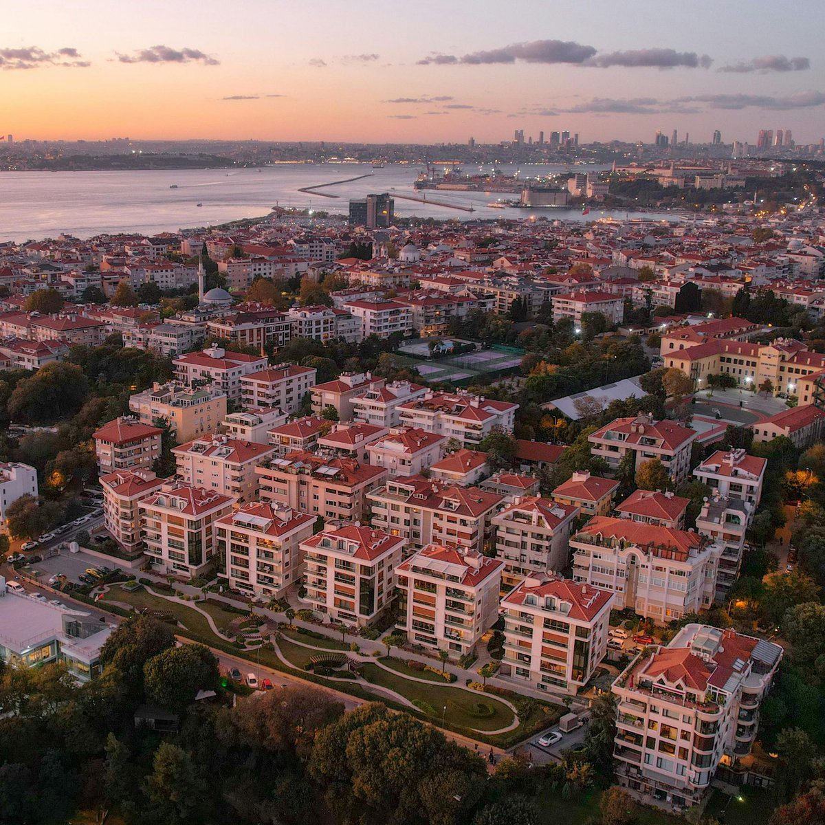 Site yönetimlerine yeni düzenleme geldi:

• Site yönetimleri, yalnızca Bakanlıkça yetkilendirilen şirketlerce yürütülecek.
• Harcamalar, Bağımsız denetim şirketleri tarafından yılda en az bir kez denetlenecek.
• Kat malikleri, denetim talebinde bulunabilecek.