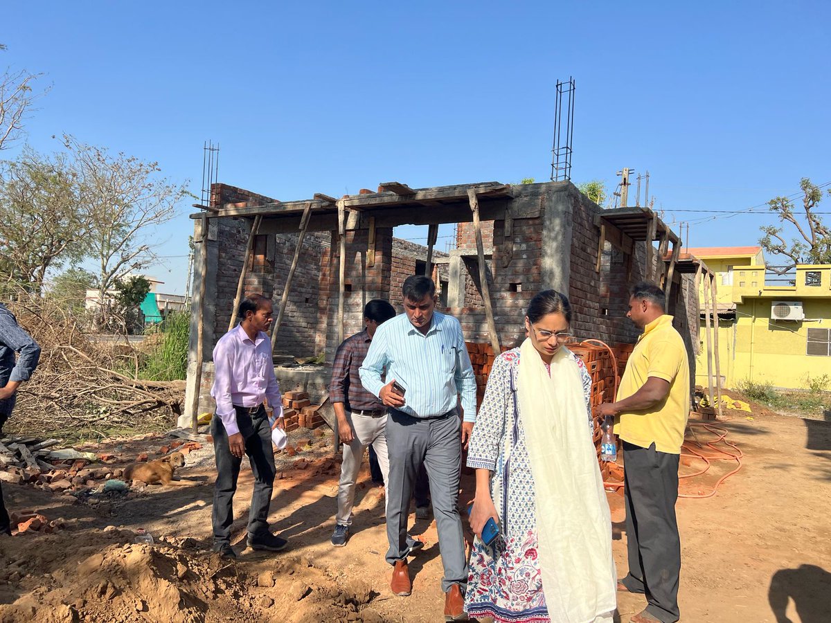 માન. જિલ્લા વિકાસ અધિકારી સાહેબ શ્રી તથા માન. નિયામક સાહેબશ્રી ની મનરેગા અંતર્ગત પેટલાદ તાલુકાના અગાસ ગામે ચાલતા તળાવ ઊંડા કરવાના કામની તથા ફાગણી ગામે  PMAY આવાસના કામની મુલાકાત