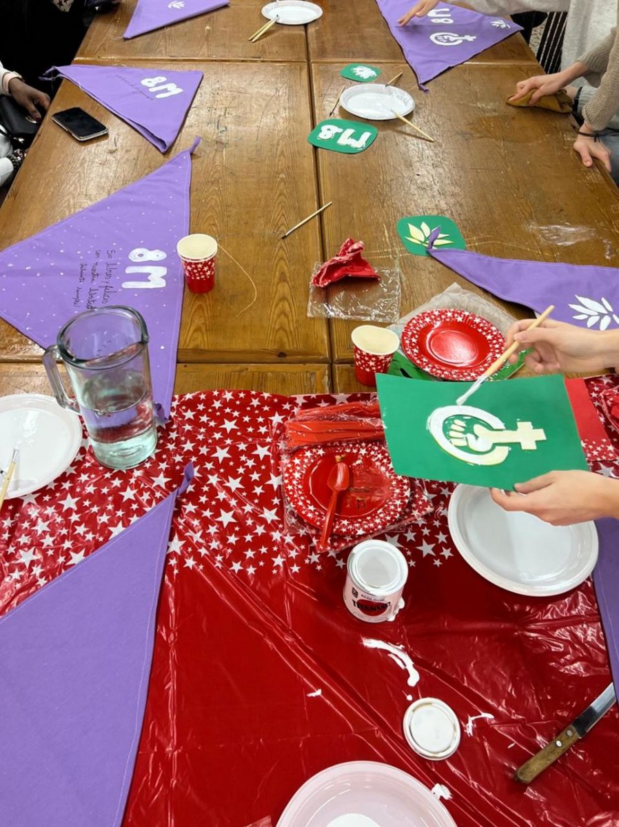 Ahir a <a href="/EspaiGramenet1/">@EspaiGramenet</a>  taller de creació de mocadors dins les jornades del #8M