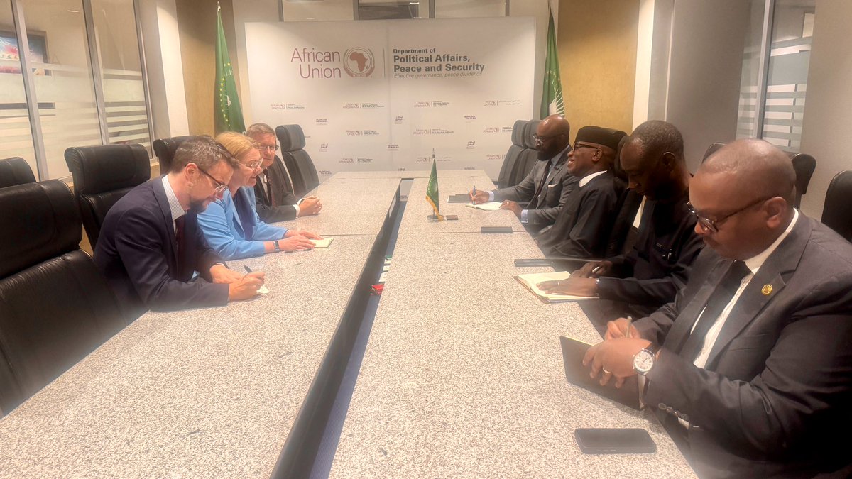 Delighted to receive <a href="/HarrietLMathews/">Harriet Mathews</a>, UK FCDO DG for Africa, &amp; <a href="/DarrenWelchFCDO/">Darren Welch</a>. We exchanged on Sudan &amp; #AU efforts to support the upcoming London Conference on 🇸🇩 in April, reviewed our partnership &amp; joint efforts in #Somalia &amp; #EasternDRC, &amp; agreed to step up collaboration