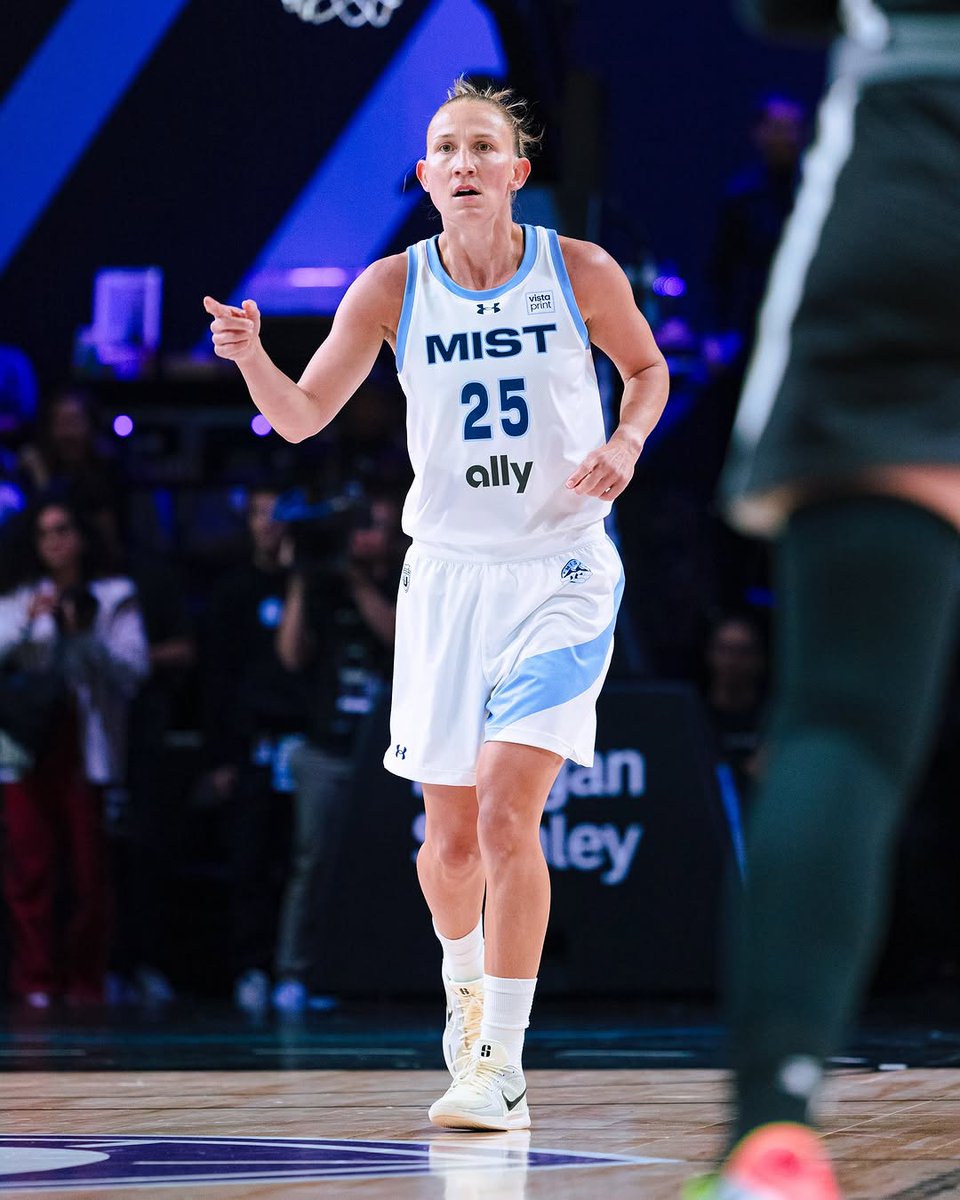 CoachRookie's tweet photo. 🌫️ Courtney VanderSloot | @Sloot22
#UnrivaledLeague #MistBC #3x3Basketball 📸 @Unrivaledwbb https://t.co/SNM6hVutSl