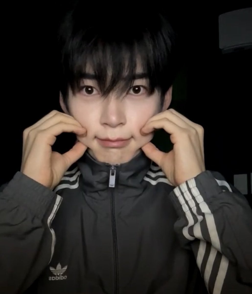 ppangee_'s tweet photo. 250307 뮤직뱅크 블루 사녹 후기 #성한빈 

셔츠에 빵모자? 베레모? 썼는데 넘넘 귀여웟다.....
첫번째 때 바닥 미끄러웠는지 계속 애들 미끄러질뻔함 🥺 

한빈이 엔딩 브이에 아래 사진처럼 만두 포즈 ㅋㅋㅋㅋㅋ 넘커여워 🥟💕 https://t.co/vy9Kb8eV98