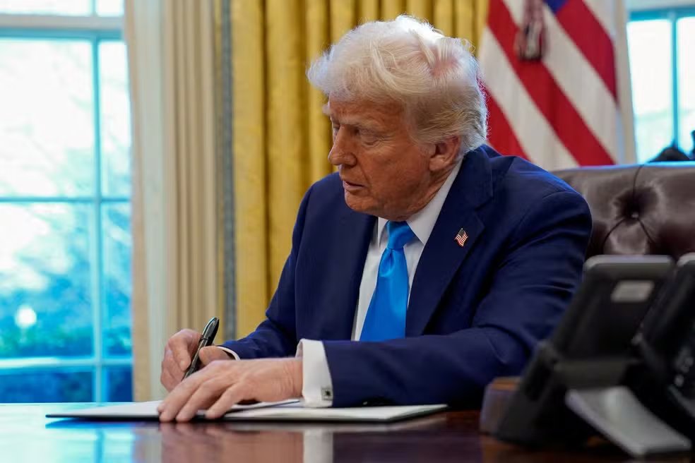 rhyno2030_x's tweet photo. Trump assinou ordem para uma reserva estratégica de Bitcoin com cripto confiscada.
É um passo simbólico, mas o impacto real é superestimado.
Não transforma a economia agora.
Histórico? Talvez ...
#ReservaBitcoin #Bitcoin #Criptomoedas #TrumpCripto https://t.co/5HFibit4Bu