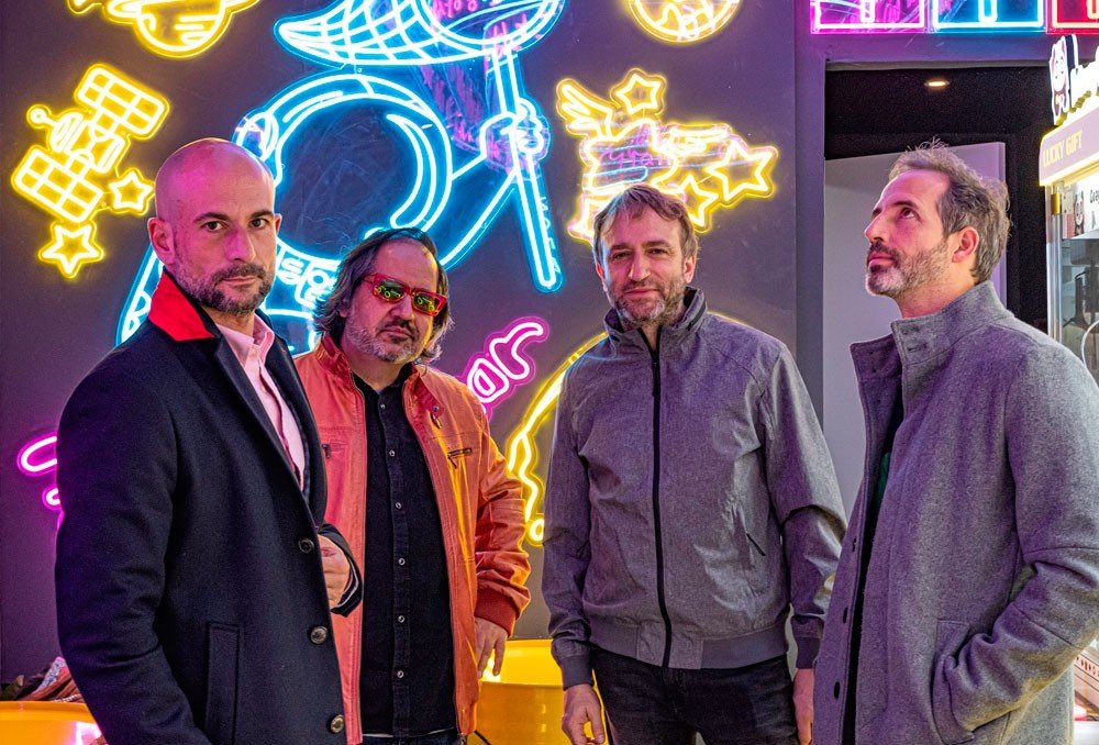 Bandas desconocidas (@bandesconocidas) on Twitter photo #DalePlay
Su intro post punk te invita a seguir escuchando Te Vuelvo A Perder, el nuevo sencillo de la banda española <a href="/POPDATA_Band/">POPDATA -MUSIC</a>, el cual fluye en un melancólico new wave.
Chequéalo cliqueando este link: youtube.com/watch?v=WpeMK2… #DalePlay
Su intro post punk te invita a seguir escuchando Te Vuelvo A Perder, el nuevo sencillo de la banda española <a href="/POPDATA_Band/">POPDATA -MUSIC</a>, el cual fluye en un melancólico new wave.
Chequéalo cliqueando este link: youtube.com/watch?v=WpeMK2…