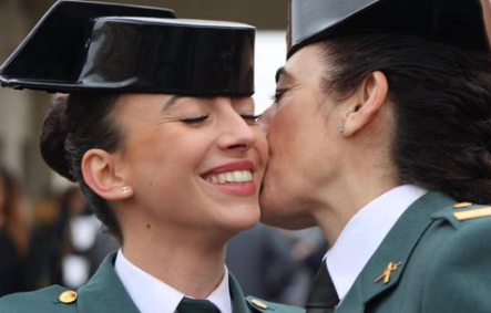 👮‍♀️✨ Hace tres décadas, las mujeres comenzaron a formar parte del servicio activo en la <a href="/guardiacivil/">Guardia Civil</a>. 

Son más de 8.000 mujeres y ocupan los mismos puestos de trabajo que los hombres, bajo las mismas condiciones y cumpliendo los mismos requisitos.

Gracias a todas por vuestro