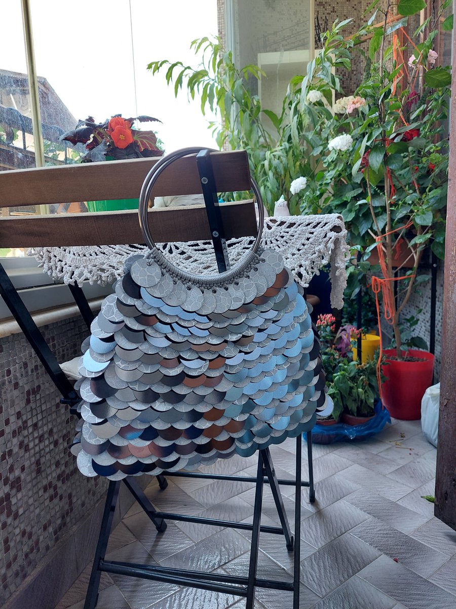 UniqueByMeryo's tweet photo. This bag is knitted with gray macrame cord and two different gray mermaid sequins and is ready to ship.

#MHHSBD #CraftBizParty #EarlyBiz #GraySequin #MothersDay #GiftIdeas #Shawl #GrayBag #MetalHandle 

https://t.co/QgJDplw6nB https://t.co/M8wcauB2uI