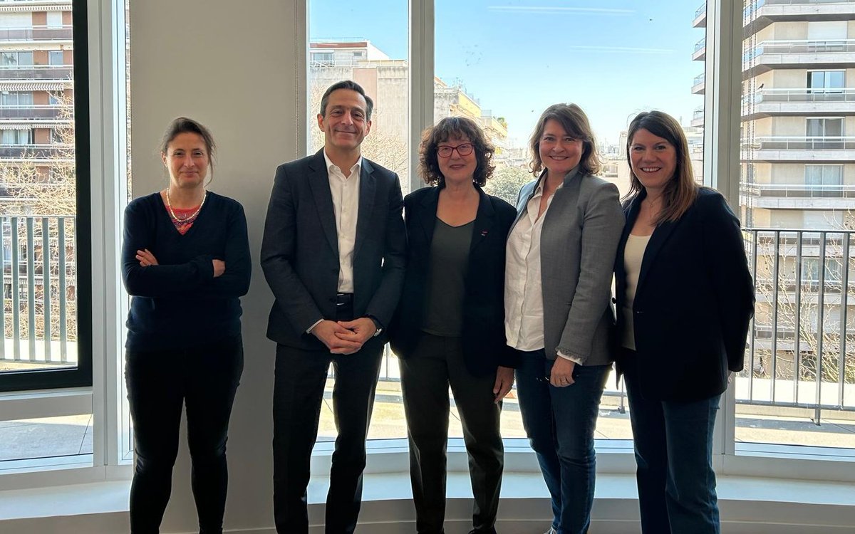 Arcom (@arcom_fr) on Twitter photo 👩 #8mars | <a href="/martinajdari/">Martin Ajdari</a>, président de l’Arcom, et <a href="/lpecautrivolier/">Laurence Pecaut-Rivolier</a> rencontraient aujourd’hui l’association <a href="/PFDMedias/">PFDM #FemmesMedias</a>.
Cette rencontre a été l’occasion d’aborder la question essentielle de la présence des #FemmesDansLesMédias.
La mobilisation de l’Arcom est totale. 👩 #8mars | <a href="/martinajdari/">Martin Ajdari</a>, président de l’Arcom, et <a href="/lpecautrivolier/">Laurence Pecaut-Rivolier</a> rencontraient aujourd’hui l’association <a href="/PFDMedias/">PFDM #FemmesMedias</a>.
Cette rencontre a été l’occasion d’aborder la question essentielle de la présence des #FemmesDansLesMédias.
La mobilisation de l’Arcom est totale.
