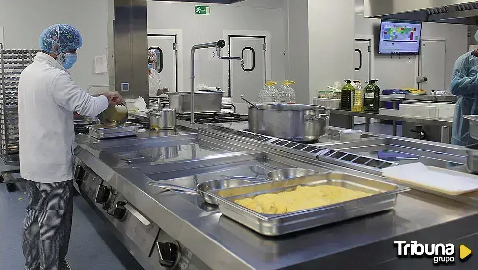 La cocina del Hospital sirve 700 menús diarios: "Nuestra prioridad es la seguridad alimentaria del paciente"  hosteleriahospitalaria.org/node/194