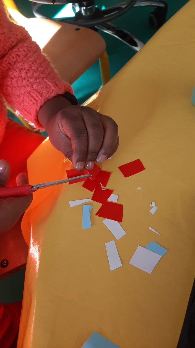 La Grande lessive se profile pour le jeudi 20 mars ! La section #aube se prépare en invitant les classes volontaires à participer à des ateliers et venir étendre leurs travaux sur le thème des « papiers » les TPS-PS de la mat Voltaire (10600)continue le travail ! #Papiers  !