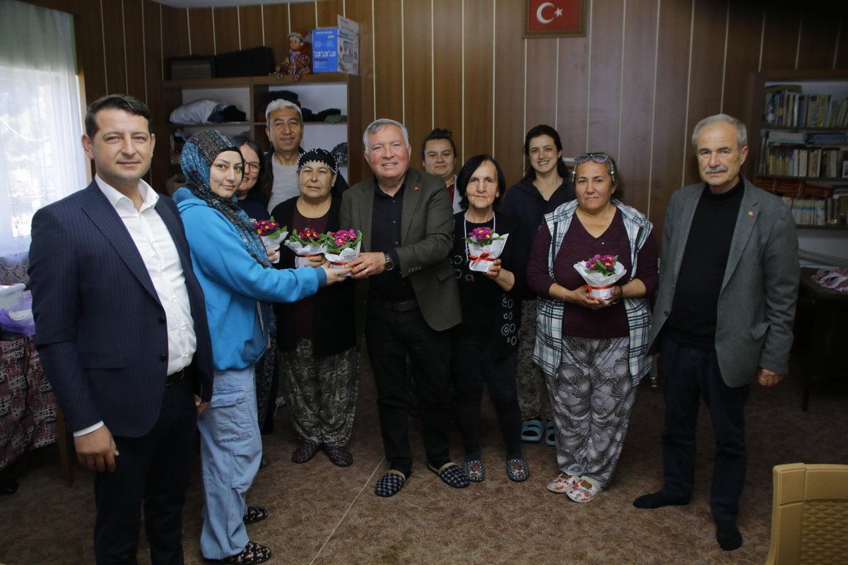 Dereçiftlik Mahallemizde emekçi kadınlarımızın 8 Mart Dünya Kadınlar Günü’nü kutladık. Honaz’ımıza renk katan kardeşlerimize, ablalarımıza kendi seralarımızda yetiştirdiğimiz rengarenk çiçeklerimizi hediye ettik.#8mart