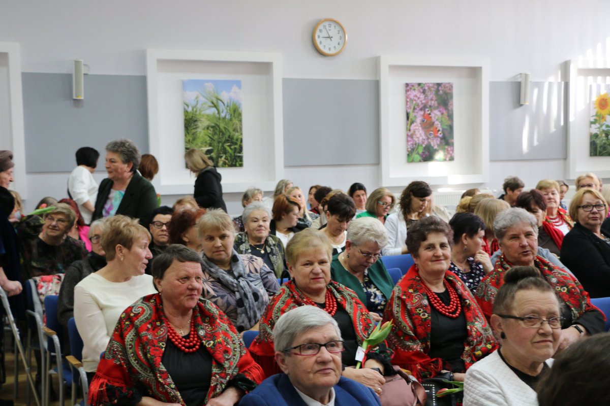 TKH_Teresa's tweet photo. 🌿 „Ogród kobiecą ręką tworzony” – inspirująca konferencja w #PODR w #Boguchwała.
🌸 Przygotowano wiele interesujących prelekcji dotyczących m. in. bioróżnorodności w ogrodach, roślin oraz naturalnego krajobrazu. Nie zabrakło także pomysłów na piękne ogrody kwiatowe i warzywne. https://t.co/Ot7jqyfz9q