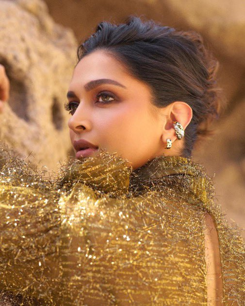 YourXInbox's tweet photo. stunning in gold as she attends a summit in Abu Dhabi today
#Abudhabi 
#DeepikaPadukone #Deepika #QueenDeepika 
#DeepikaFan #Padukone #BollywoodQueen #DeepikaPadukoneStyle #TeamDeepika https://t.co/Pkiq2lKleN