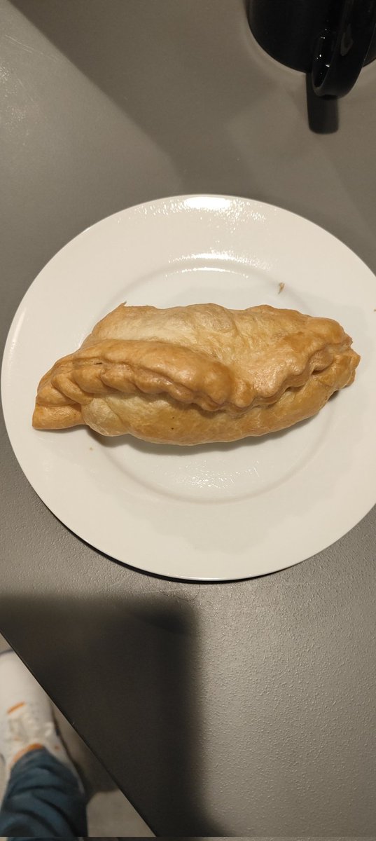 Dave76XXX's tweet photo. Dit is mijn lunch... #LunchBreak #lunchtweet #empenada https://t.co/yZn7NeayOU
