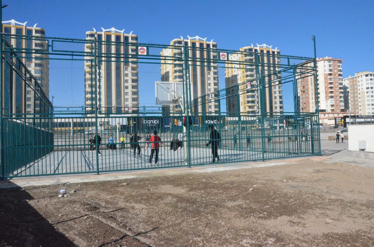 Valiliğimiz YİKOB tarafından, Melikgazi Şehit Necmettin Keleş Ortaokulu spor sahası yapımı tamamlanarak, ögrencilerimizin kullanımına sunulmuştur.
<a href="/kayserivaliligi/">T.C.Kayseri Valiliği</a> 
<a href="/MelikgaziKay/">Melikgazi Kaymakamlığı</a> 
<a href="/kayserimem/">Kayseri İl Millî Eğitim Müdürlüğü</a>