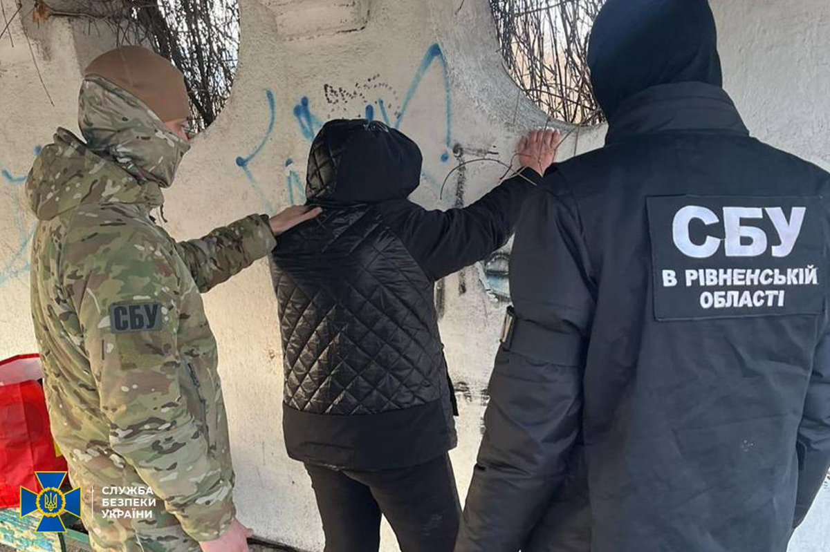 42 роки, а розуму нуль.Готувала вибух біля Рівненс. ТЦК. Сама мадам з Вінниці.
Звичайно по наводці кацапів, які зауважую! Підривають вибухівку разом з такими йолопами
СБУ спрацювали на випередження .