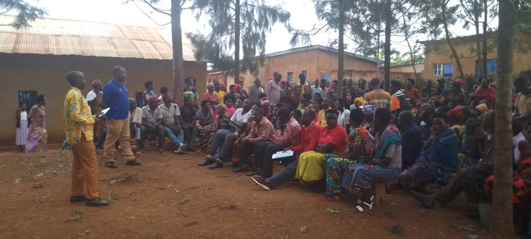 HelpChildrwanda's tweet photo. Positive parenting fosters a nurturing environment where children feel safe,valued and supported. In Rwamagana we held an awareness session on PP engaging local leaders for stronger collaboration in strengthening parenting support in the community. https://t.co/aRvGIADPEz