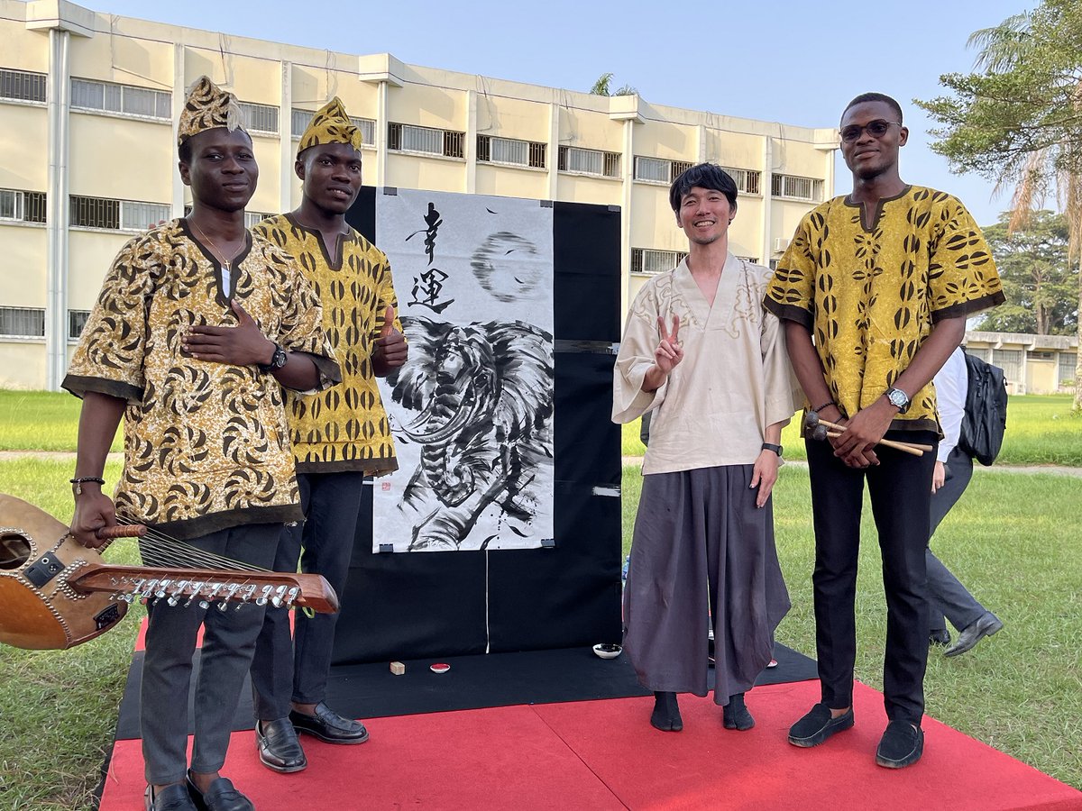 AmbJaponCITGNE's tweet photo. Le 3 mars à UFHB, la manifique peinture à l'encre (Sumi-é) a été présentée par @NAGATAMitsuru, artiste japonais, en présence de SEM l'Ambassadeur GOMAKUBO. Le public s'est imprégné dans la culture japonaise✌️
#JapanCorner #INSAAC #UFHB #墨絵 #FondationTODA https://t.co/H13r1JJ9aq https://t.co/IS82ONzl60