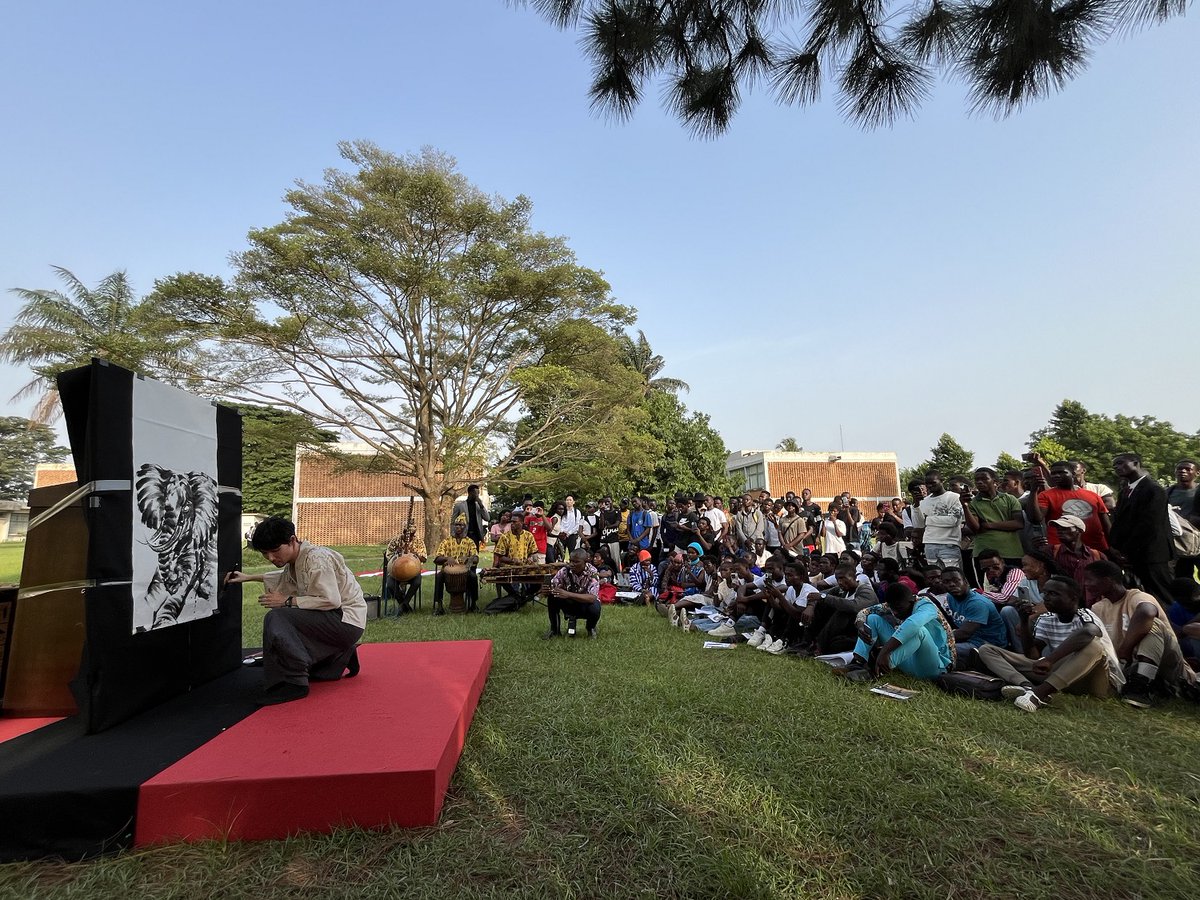 AmbJaponCITGNE's tweet photo. Le 3 mars à UFHB, la manifique peinture à l'encre (Sumi-é) a été présentée par @NAGATAMitsuru, artiste japonais, en présence de SEM l'Ambassadeur GOMAKUBO. Le public s'est imprégné dans la culture japonaise✌️
#JapanCorner #INSAAC #UFHB #墨絵 #FondationTODA https://t.co/H13r1JJ9aq https://t.co/IS82ONzl60