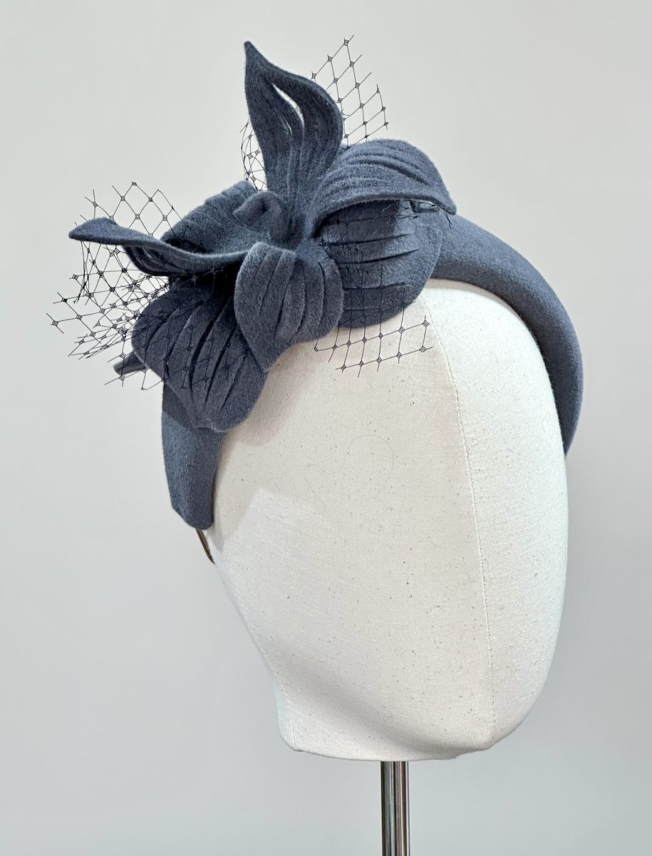 Hat of the week
A bespoke anthracite felt halo band with cut felt flowers &amp; netting
available to hire or purchase 
Perfect for Cheltenham Festival 
#hatoftheweek #felthalo #bespokemillinery #cheltenhamfestival #luxuryhatshop #hatshop #wallingforduk #louiseclairemillinery