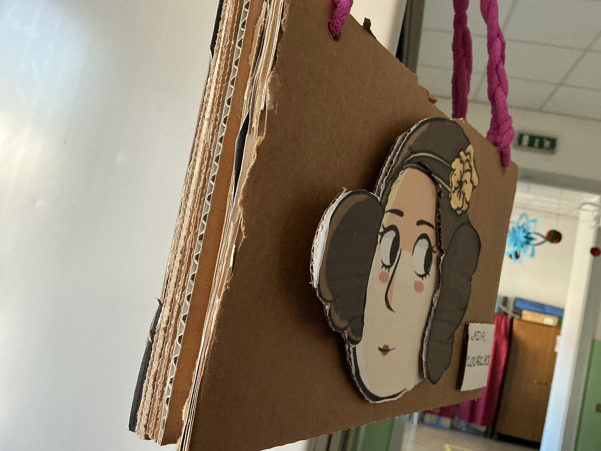 In onore delle grandi donne della matematica:  #8Marzo #adalovelace la borsa porta libri in materiale riciclato ispirato a  #grafox e realizzata dagli alunni di 5^.