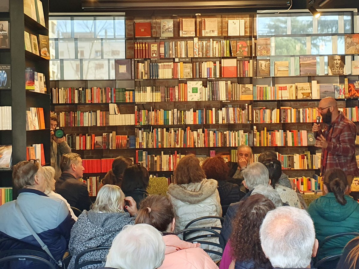 V novogoriški Knjigarni kavarni Maks na Kafe matineji gost Miljenko Jergović. Zelo zelo zanimiv pogovor. Pravi gosti pritegnejo obiskovalce tudi ob manj pravih urah. :)