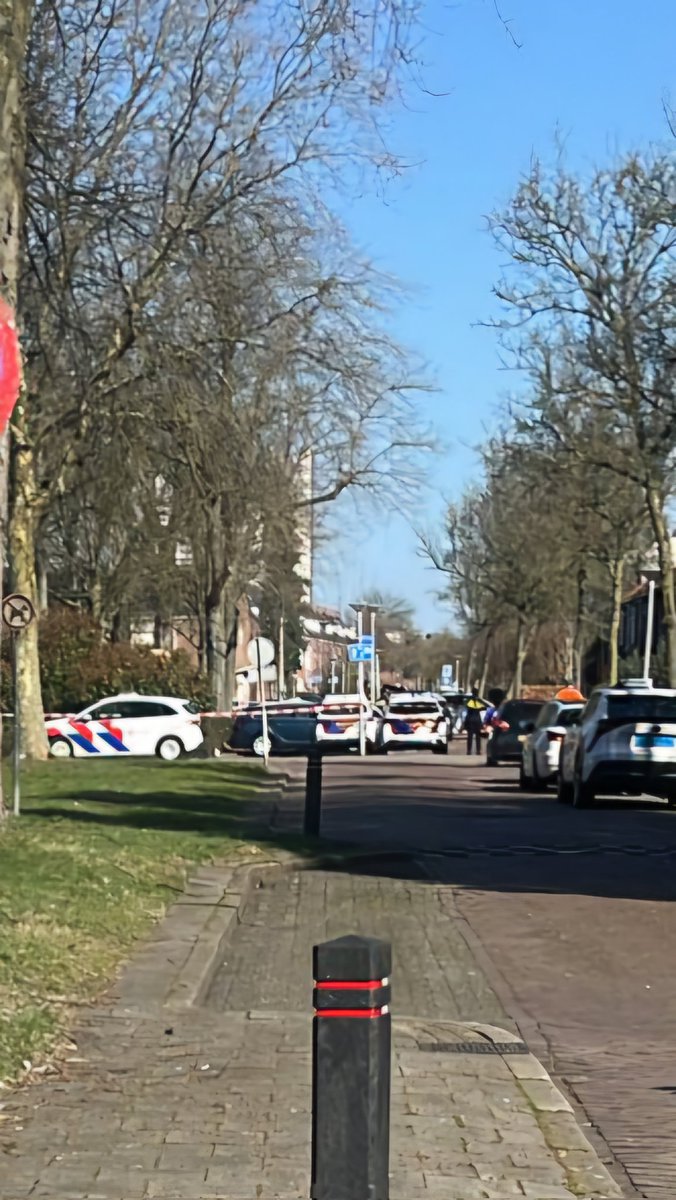 chrisje100's tweet photo. Gooi er maar eens een paar politie auto's neer . #gestel #eindhoven https://t.co/SytigSJZYY