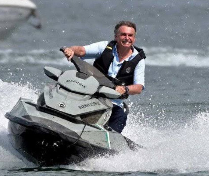 Se Bolsonaro é perseguido político, o nome de seu filme deveria se chamar “AINDA ESTOU DE JET SKI”