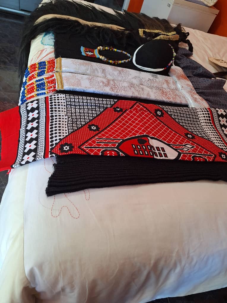 queens63054's tweet image. Regale in Tradition: A glimpse of the beauty and pride of Imvunulo as the queens prepare for this weekend’s Buganu Festival in Hlane. A celebration of culture, elegance, and heritage in every thread. 👑✨ #QueensInCulture #BuganuFestival #Imvunulo #CulturalElegance #Hlane