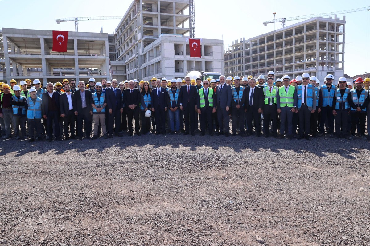 Sağlık Bakanımız Prof. Dr. Kemal Memişoğlu, yapımı devam eden Diyarbakır Şehir Hastanesinde incelemelerde bulundu.

Yetkililerle birlikte inşaat alanını gezen Sağlık Bakanımız, çalışmaların son durumu hakkında bilgi aldı.