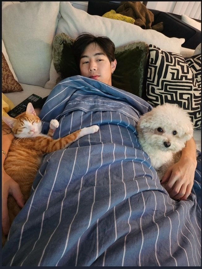 Mark: i want to meet more people and go out of the house more

Also Mark: If i had 48 hours, i would stay at home working out and watching drama or series a whole day 😅 

Do whatever u wanna do mark 😆😂
#MarkTuan <a href="/marktuan/">Mark Tuan</a>