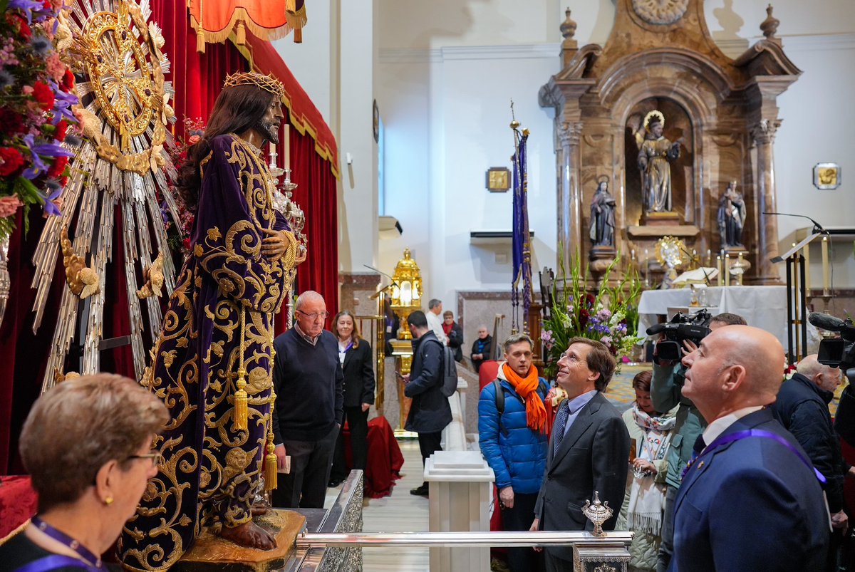archimedinaceli's tweet photo. PRIMER VIERNES DE MARZO 2025

El alcalde de Madrid, D. José Luis Martínez-Almeida (@AlmeidaPP_) acompañado de miembros de la corporación municipal, ha asistido a venera la imagen de Jesús de Medinaceli.

#JesúsDeMedinaceli 
#SeñorDeMadrid 
#PrimerViernesMarzo25 https://t.co/oaJnQwZtEv
