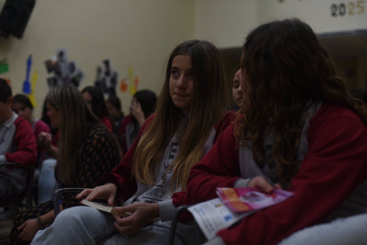 Hoy hemos compartido una sesión telemática con Beatriz Berrocal, finalista del #PremioHache2025, desde el <a href="/colegionarval/">Colegio Narval</a> . Los jóvenes del #ProyectoMandarache conversaron con la autora sobre La danza de los estorninos. (<a href="/algareditorial/">Algar Editorial</a> )📖✨