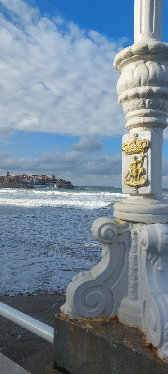 EMULSAGijon's tweet photo. El Jefe de Higiene Urbana  #EMULSA ha recogidorenovación de certificaciones #Ecoplayas #Ategrús a los 3 arenales urbanos de San Lorenzo, Poniente y El Arbeyal #Gijón #Xixón por la calidad de sus servicios de limpieza, seguridad, accesibilidad  y calidad. 
@gijon @visitagijon https://t.co/2ThDL1oEFi