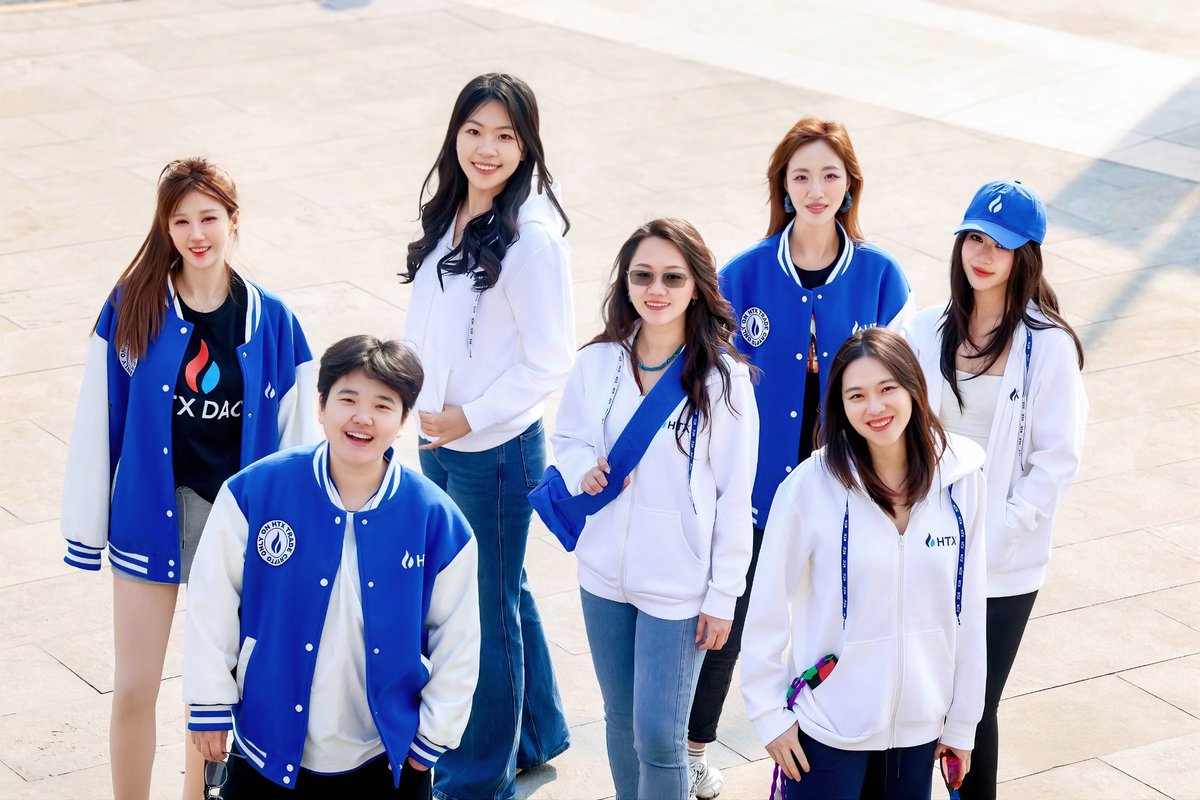 TGIF！
和我的女神们贴贴！

#妇女节  #她力量