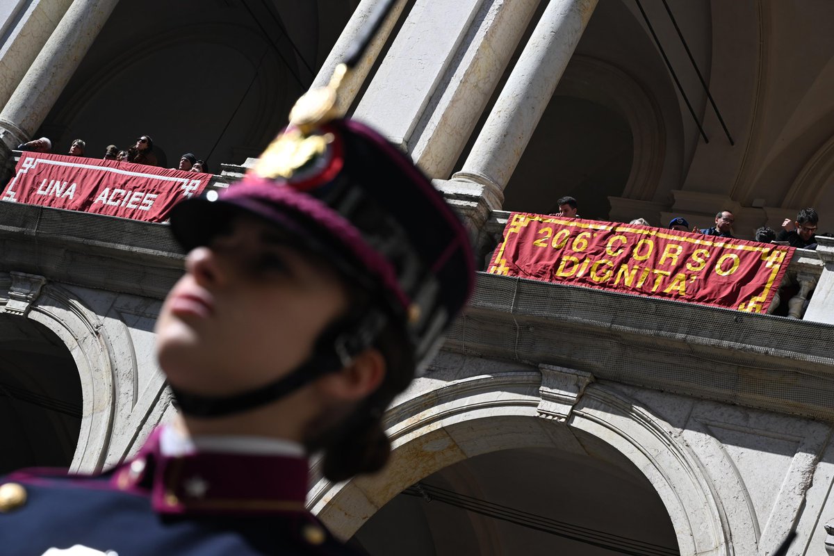 Il Capo di SM dell’Esercito, Gen.C.A. Carmine Masiello, agli allievi Ufficiali del 206º corso “Dignità”, che oggi hanno prestato giuramento: “tutto l’Esercito vi abbraccia e vi ringrazia per la scelta che avete fatto: un impegno di fedeltà e lealtà nei confronti dei nostri valori