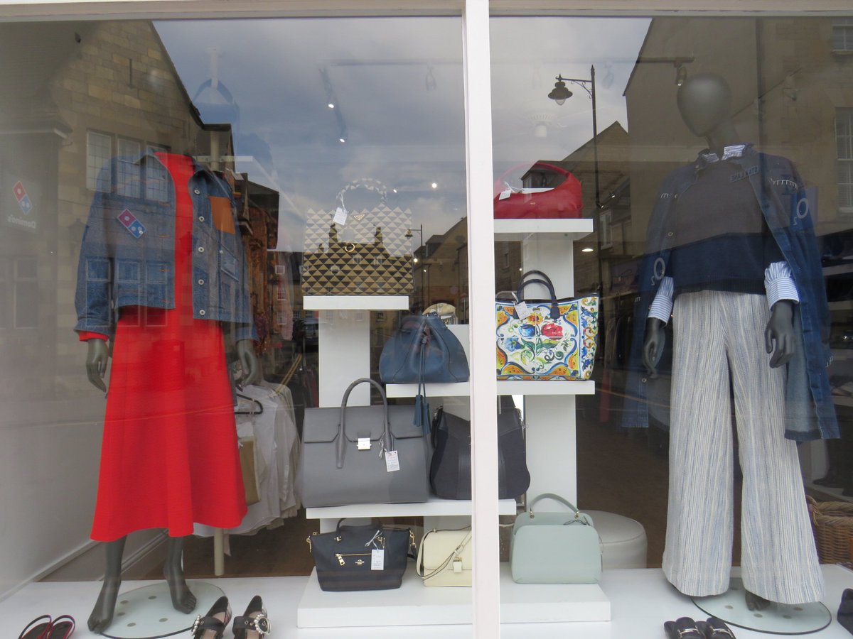 ArchLabelAgency's tweet image. March has arrived with longer daylight hours and blue skies 💙😎 Lots of new stock dropping - come and have a look 👀 On the left gorgeous red textured #meandem dress £100 size 10 #loewe logo denim jacket £500, Small ❤️💙