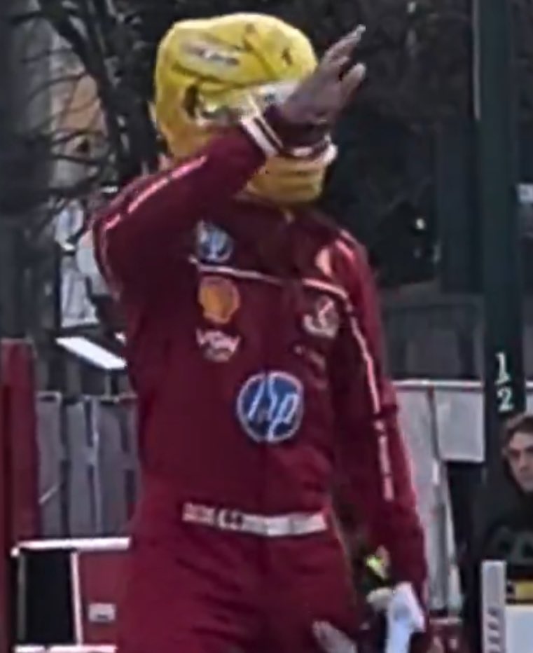 🔴 Lewis Hamilton dans la polémique après avoir effectué un salut… problématique lors du défilé de sa SF-25 dans les rues de Milan hier !

#F1