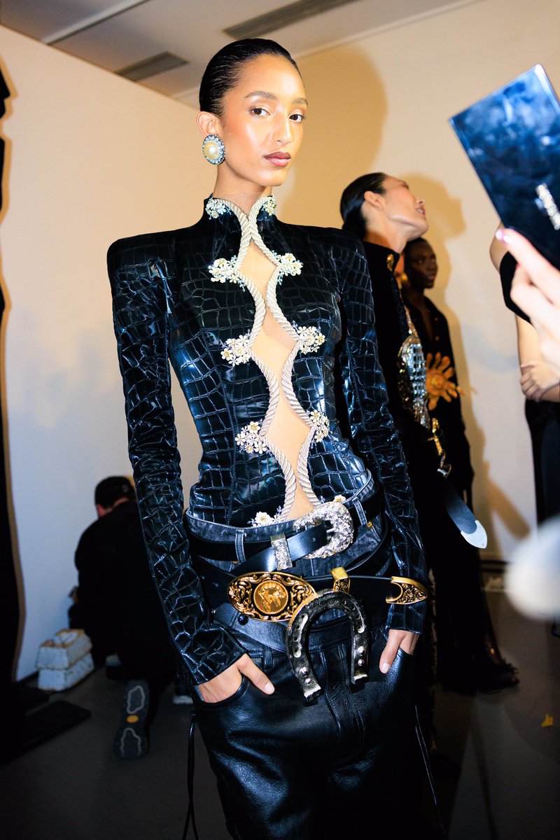 pradapearll's tweet photo. schiaparelli fw25 backstage  —  a thread 💗 https://t.co/KRpe6uZkOy