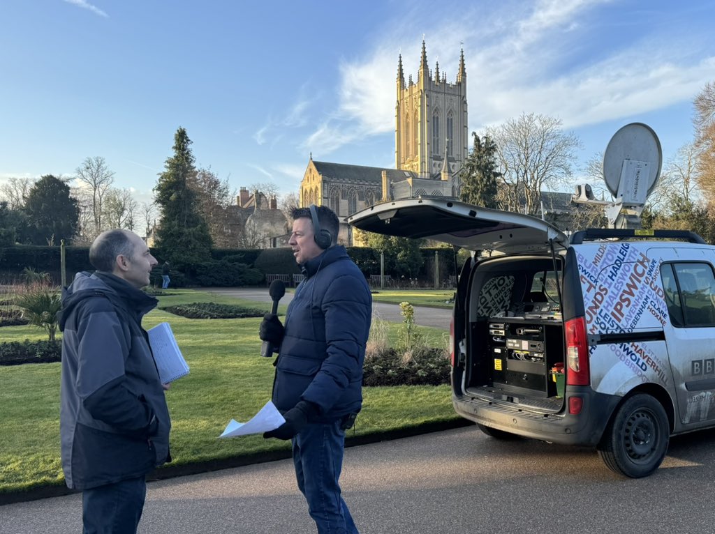 Out and about with <a href="/LukeDealBBC/">Luke Deal</a> today 🚐 🎤 

First stop, the beautiful Abbey Gardens, in Bury St Edmunds 🪴