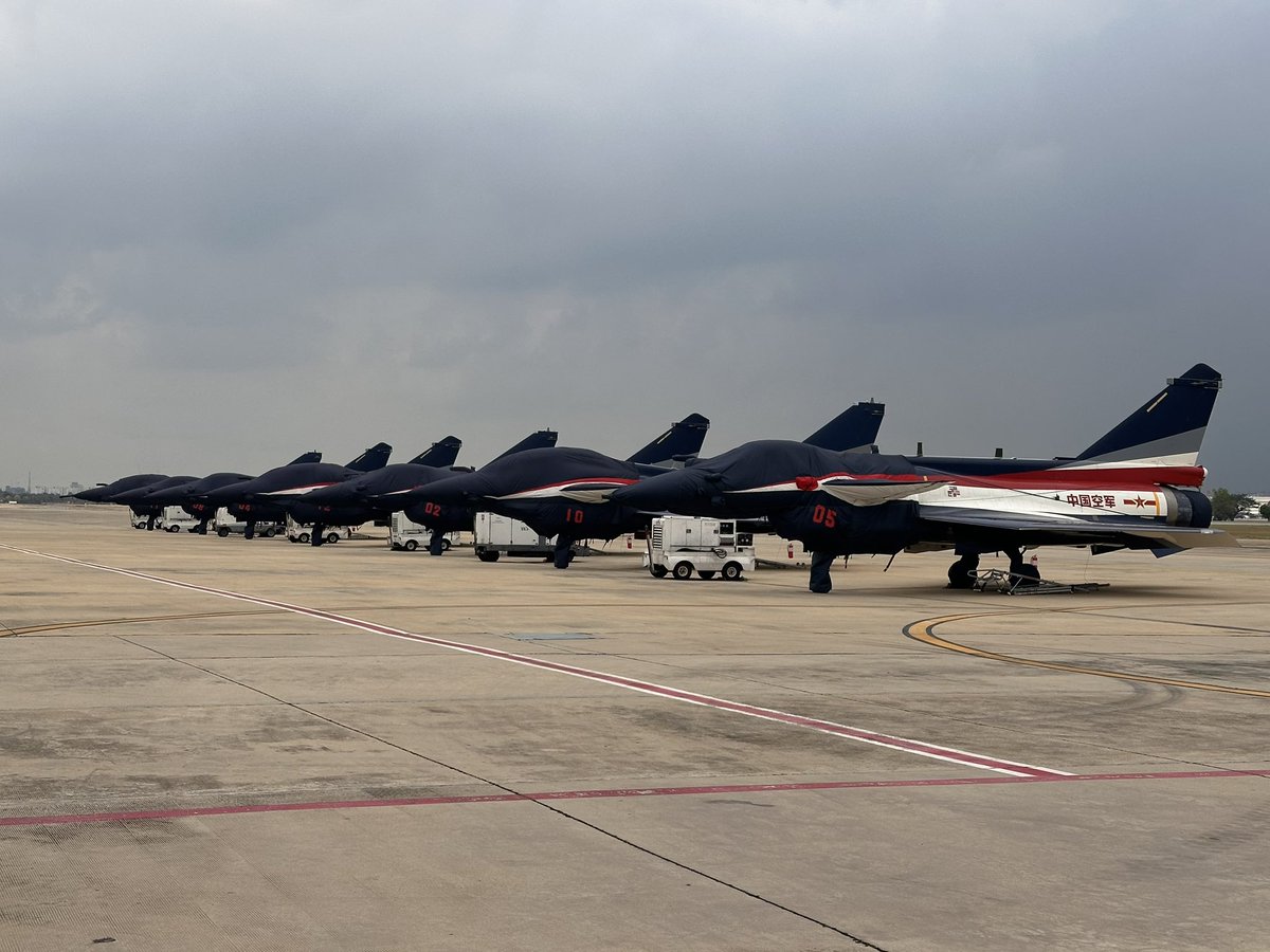 Woodysun1967's tweet photo. 初めてタイのドンムアン基地に来ました
88th RTAF anniversary airshow

中国🇨🇳のオーガストファーストとインド🇮🇳のSuryakiran
欧米のエアショーでは無理そうな並びに心躍りました😆

#August1st
#J10
#Suryakiran
#HawkMk132
#88thRTAFanniversaryAirshow https://t.co/lXW8Svrfur