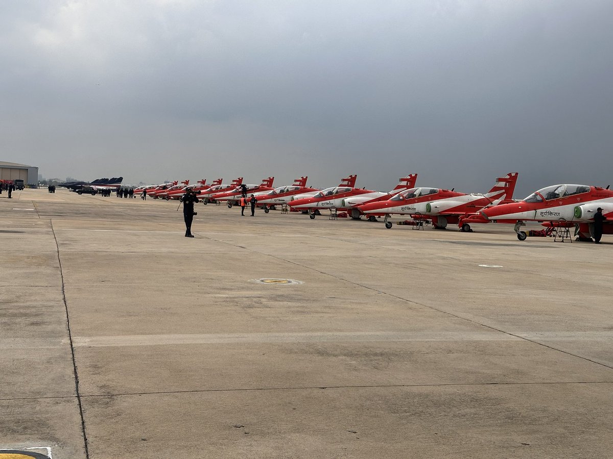 Woodysun1967's tweet photo. 初めてタイのドンムアン基地に来ました
88th RTAF anniversary airshow

中国🇨🇳のオーガストファーストとインド🇮🇳のSuryakiran
欧米のエアショーでは無理そうな並びに心躍りました😆

#August1st
#J10
#Suryakiran
#HawkMk132
#88thRTAFanniversaryAirshow https://t.co/lXW8Svrfur