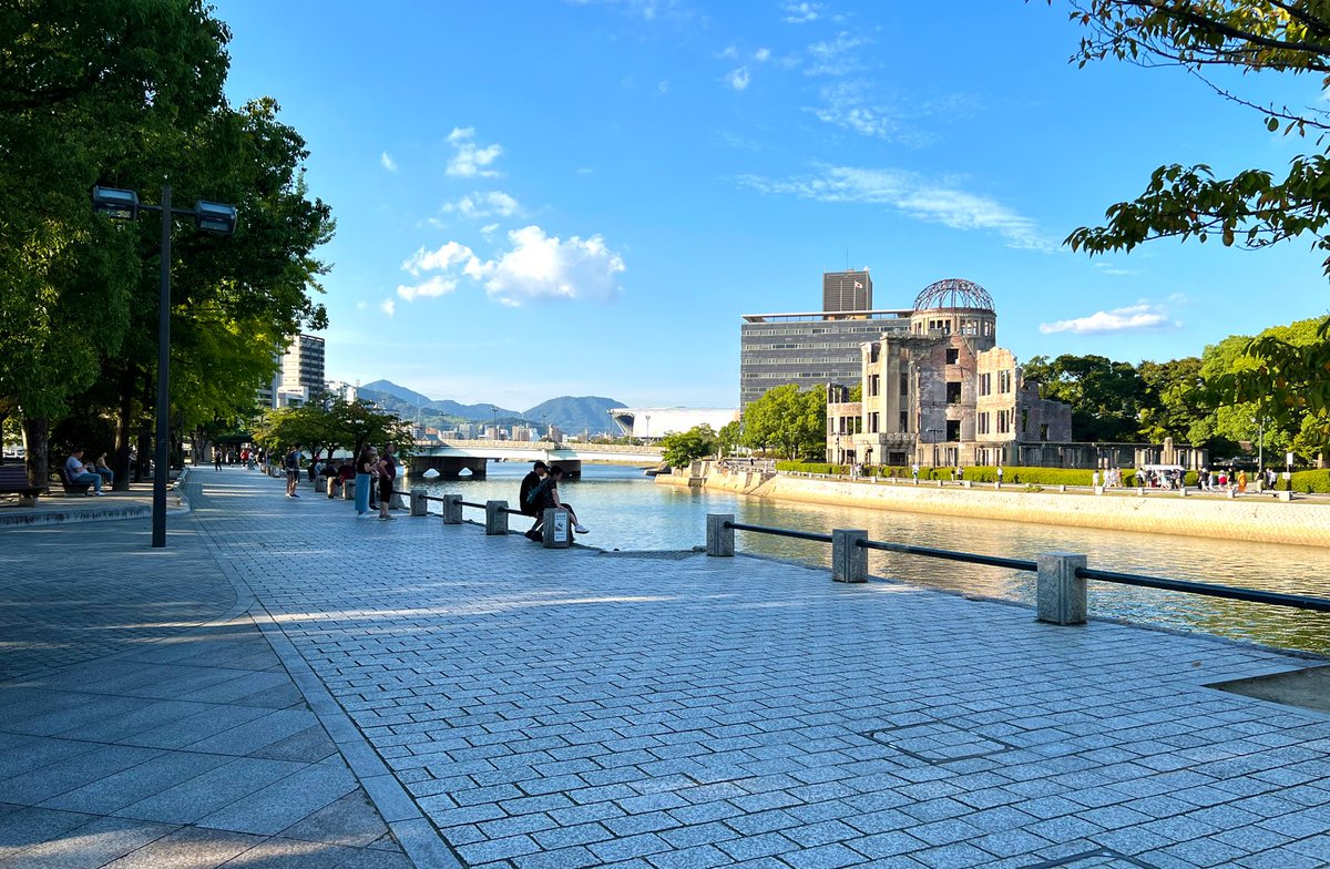 nohohonbito's tweet image. アーベントと神野さんが話していた場所は、広島県の平和記念公園。たくさんの人達が言葉少なに、原爆ドームを眺めていました。食べていたジェラートは、公園の対岸にあるカフェ ポンテさんのもの。自分が食べたのはコーンタイプでしたが美味しかった…！#妖怪さん裏話