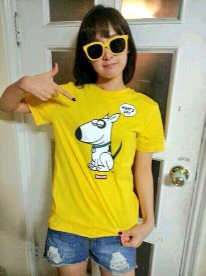 티셔츠 속 강아지는 꽤 chill guy같은데
본인은 완전 yellow hip girl이심