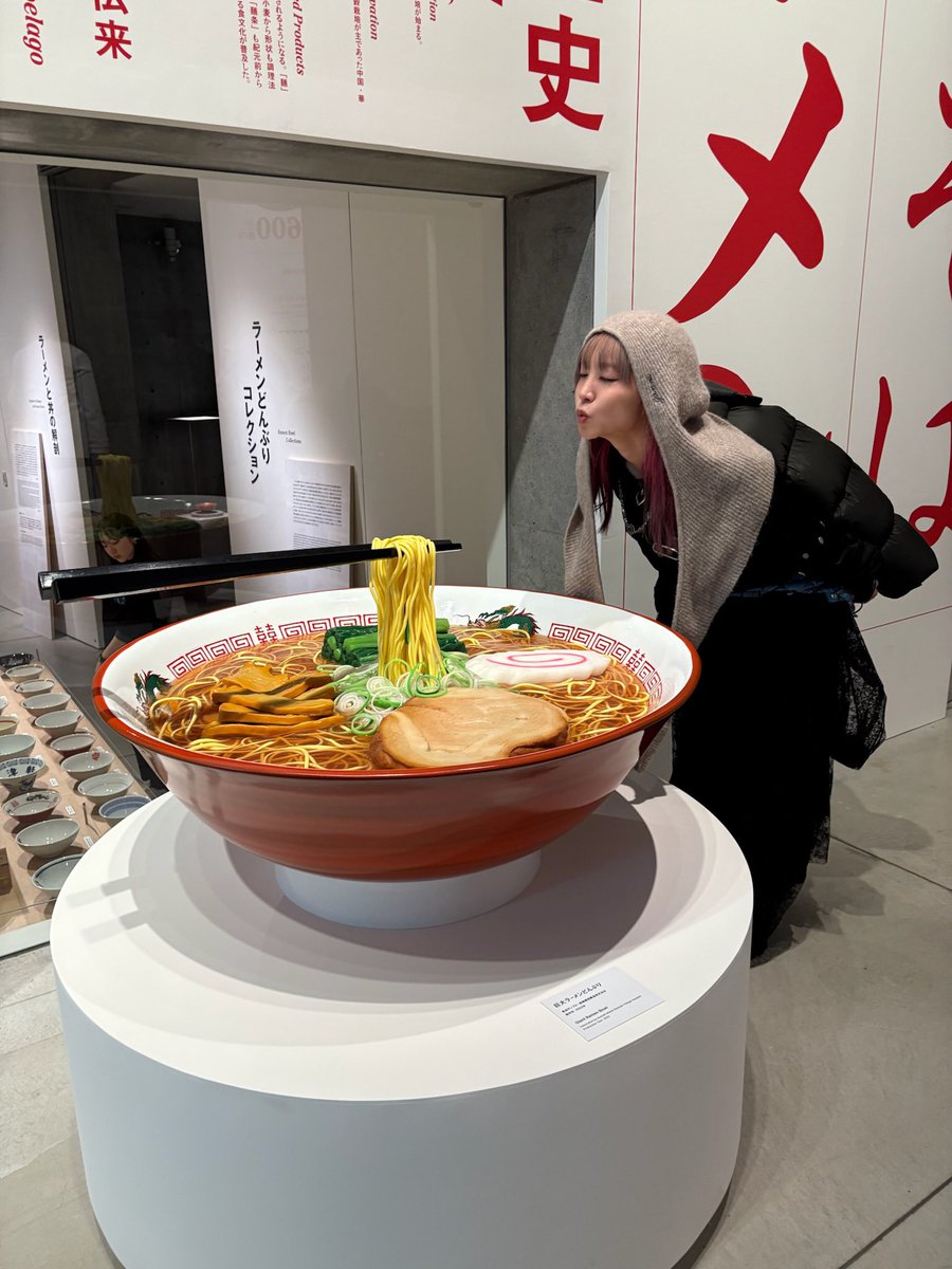 本日から開催の #ラーメンどんぶり展 すごい人たちに混ざってラーメン