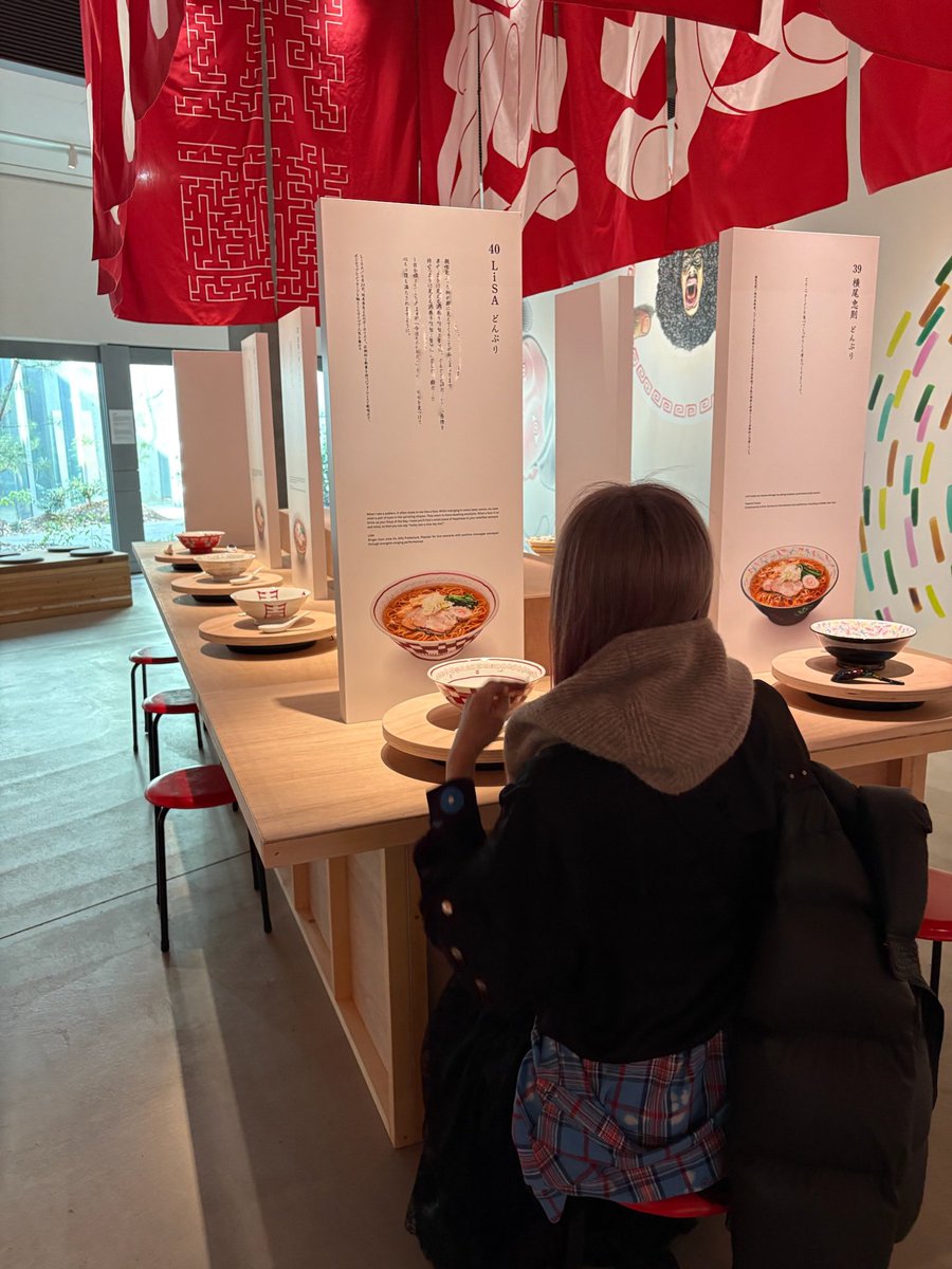 本日から開催の #ラーメンどんぶり展 すごい人たちに混ざってラーメン
