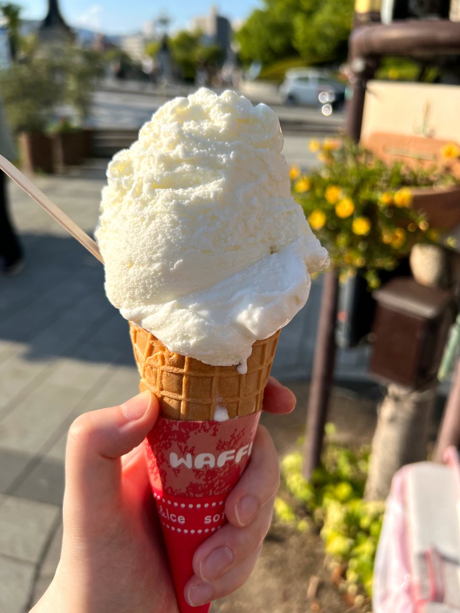 nohohonbito's tweet image. アーベントと神野さんが話していた場所は、広島県の平和記念公園。たくさんの人達が言葉少なに、原爆ドームを眺めていました。食べていたジェラートは、公園の対岸にあるカフェ ポンテさんのもの。自分が食べたのはコーンタイプでしたが美味しかった…！#妖怪さん裏話